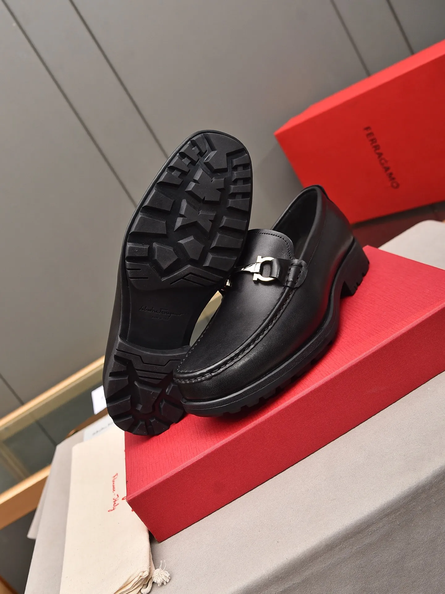 Men's shoes 💰: 500 Brand: Ferragamo Size: Men's size 38/44 (45 can be customized) Grade: Same style as the official website High-end quality men's shoes Material: Original first-layer calfskin Water-dyed cowhide lining Original outsole Style categories: Men's fashionable formal business casual leather shoes Slip-on men's shoes high-top series Young fashion European and American trends British style Casual matching Comfortable feet